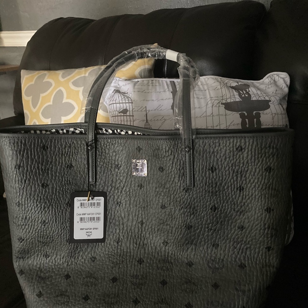 Reversible tote
